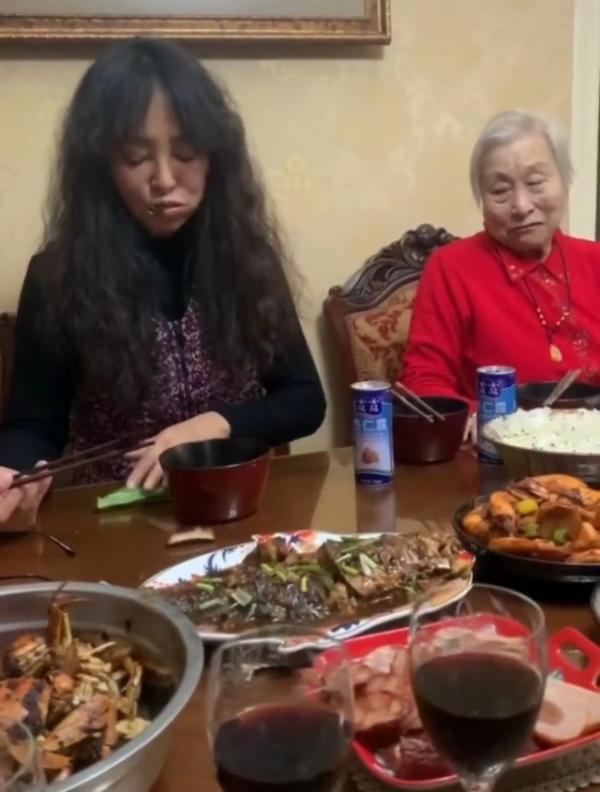 李勤勤近照顯老態！頭髮披散像雞窩，滿臉全是皺紋，吃飯也不衛生