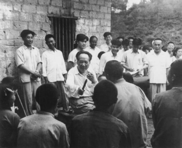 1959年，毛主席看到了他和母親唯一一張合影，沒有落淚也沒能說話