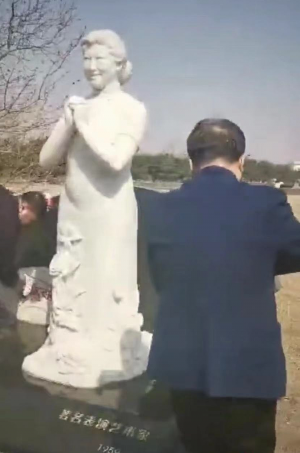 74歲何慶魁墓地祭奠高秀敏！神情哀傷模樣蒼老，細節被贊有情有義