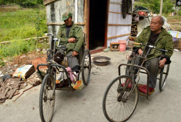 兩任丈夫先後癱瘓,妻子把兩人接一起,不離不棄照顧兩人26年 兩任丈夫先後癱瘓,妻子把兩人接一起,不離不棄照顧兩人26年