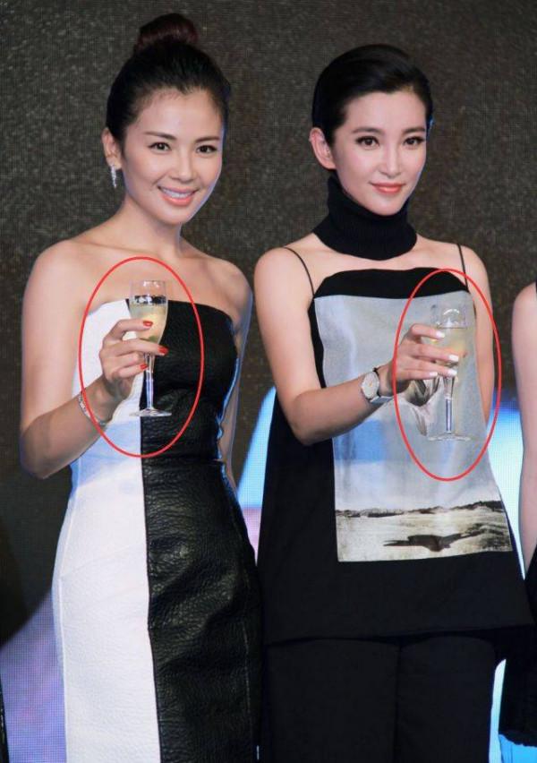 劉濤和李冰冰喝酒，誰留意到劉濤的敬酒動作，素質高低一目瞭然
