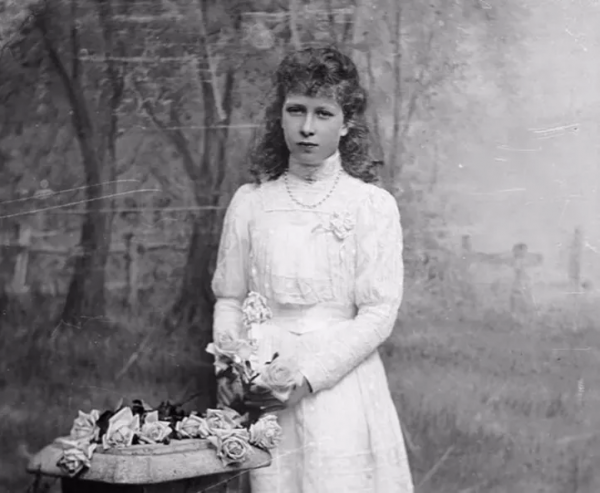 她未婚先寡，嫁給小叔子，從排擠到逆風翻盤，成為珠寶最多的女人