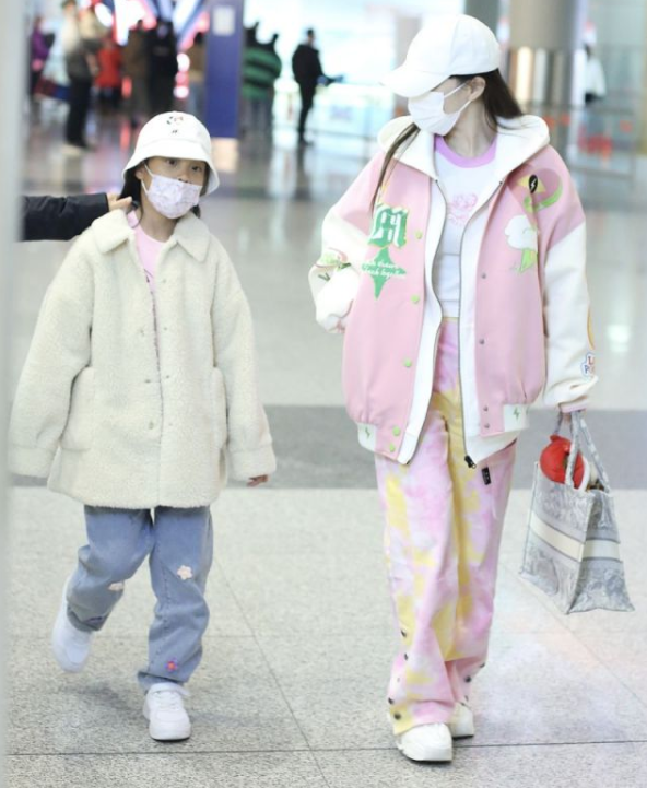 李小璐母女走機場，一身粉嫩打扮甜美青春，與甜馨同框美成姐妹花