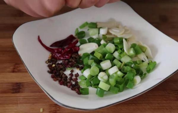 麵條別直接煮了，提前做好這一步，營養入味又解饞，比吃肉還過癮