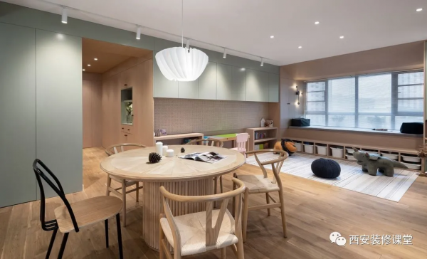 客廳不要傳統，長條桌布局可好？