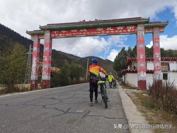 騎行川藏線也有平平無奇的風景，抵達“72拐”腳下--邦達鎮
