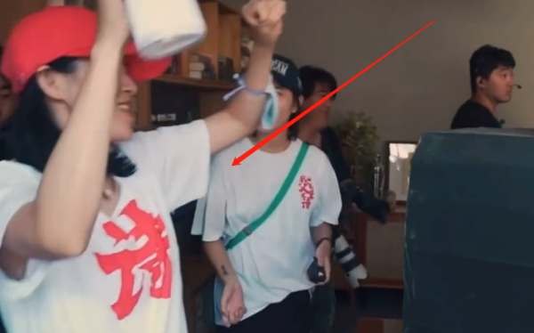 老戲骨陳道明片場幕後影片曝光：攬肩海清顯調皮，與章子怡擁抱