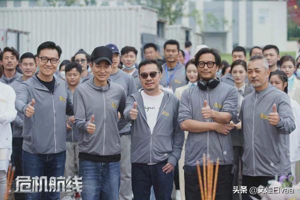 劉德華真會打扮！穿燈籠褲棉襪配拖鞋打檯球，年過花甲玩土味時尚