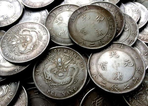 18歲姑娘挖出2噸銀元，背後隱藏32年秘密，上交國家後結局如何？