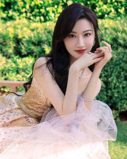 眾星亮相芭莎慈善夜,楊冪陳偉霆師徒可愛互動,蔡少芬夫婦甜撒糖 眾星亮相芭莎慈善夜,楊冪陳偉霆師徒可愛互動,蔡少芬夫婦甜撒糖