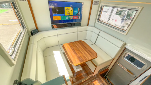 城市療愈 放肆越野 打造移動loft 旅美速騰德國MAN 4*4指揮者越野房車