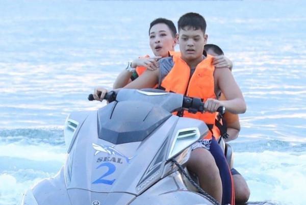 泰國16歲小王子出海度假！穿T恤亮相太帥氣，大公主陪同太溫馨啦