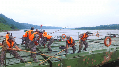 中國舟橋部隊有多強?26分鐘即可架設千米鐵橋,可供重灌部隊通行 中國舟橋部隊有多強?26分鐘即可架設千米鐵橋,可供重灌部隊通行