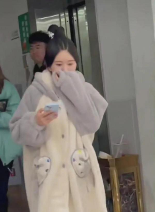 趙露思上班向冬日睡衣秀