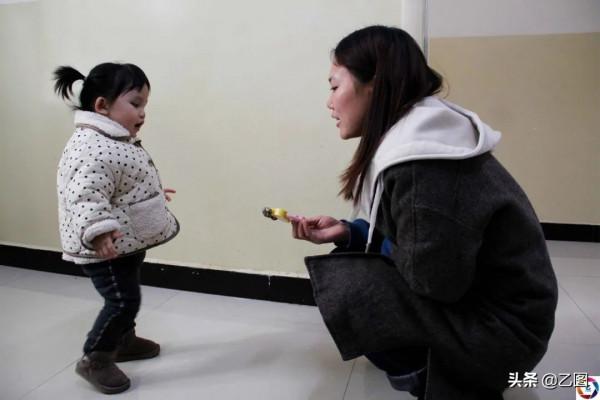 媽媽教失明女兒用木棍走路，被反問：每個人都用棍子嗎？媽媽哭了