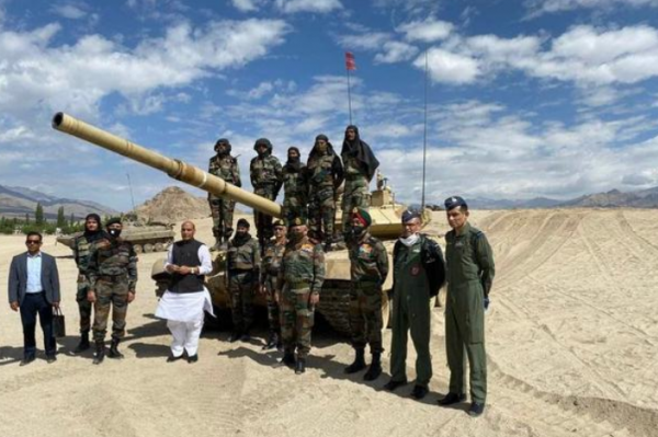 嚇壞印度！中巴聯手研製的&OpenCurlyDoubleQuote;梟龍&rdquo;出席閱兵，實力碾壓印度S-400