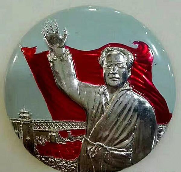 76歲老人收藏5000多枚毛主席像章，2016年開展覽館，拒絕高價收購