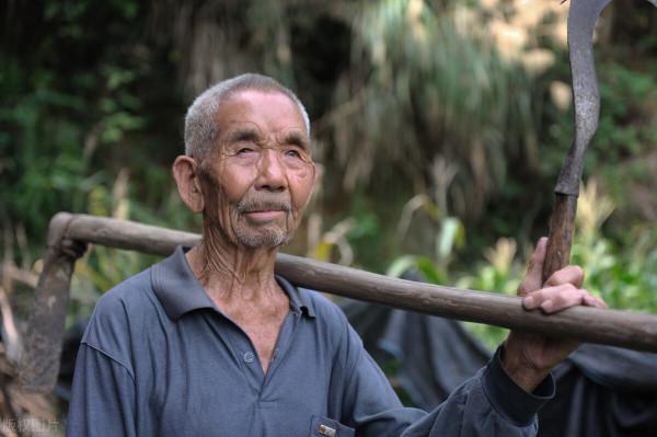 農村生活“好”了與農村六七十歲的老人有沒有錢其實是兩碼事