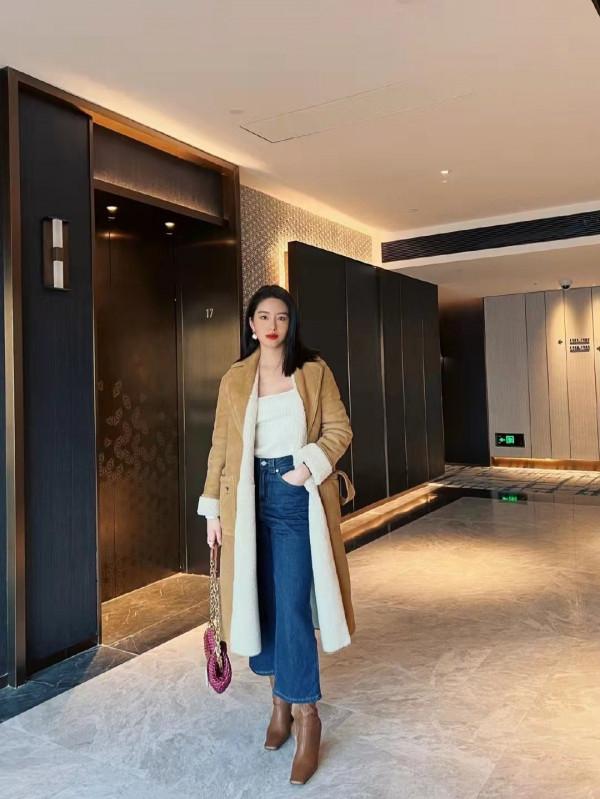 楊採鈺穿卡其色毛絨大衣搭高腰牛仔褲，知性優雅盡顯精緻魅力