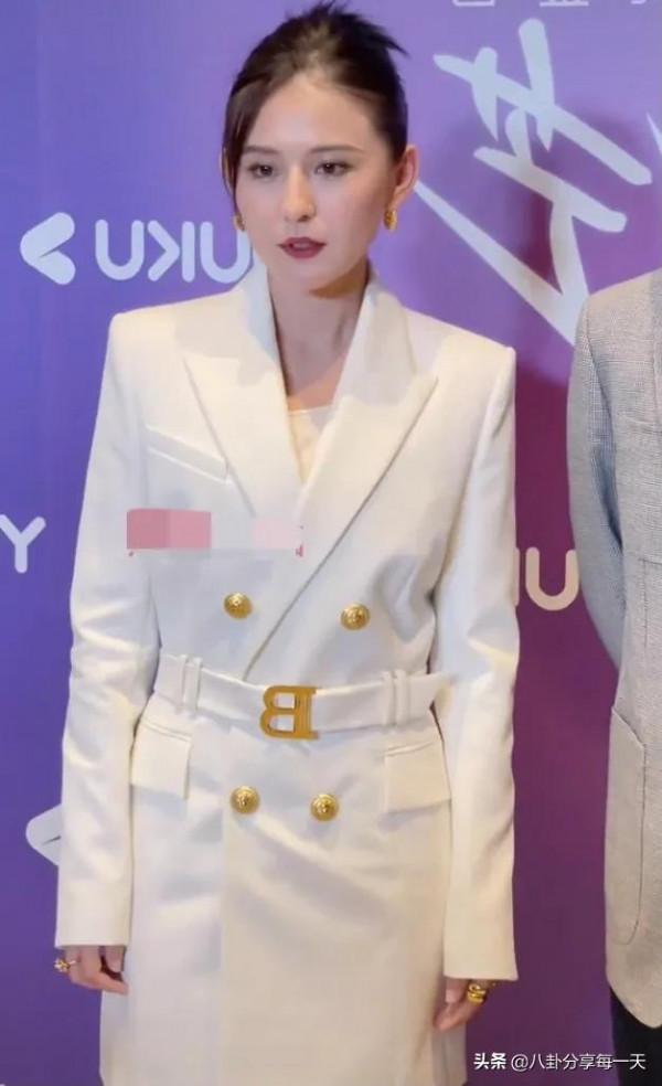 女星生圖比美:楊紫臉部僵硬,熱依扎髮際線感人,被熱巴驚到了 女星生圖比美:楊紫臉部僵硬,熱依扎髮際線感人,被熱巴驚到了