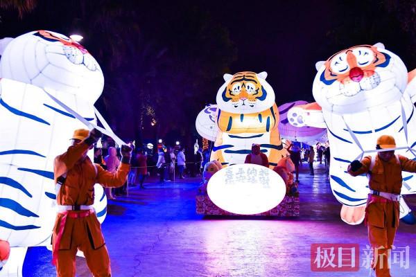 武漢歡樂谷千餘燈組亮相，遊客暢玩“虎園新世界”