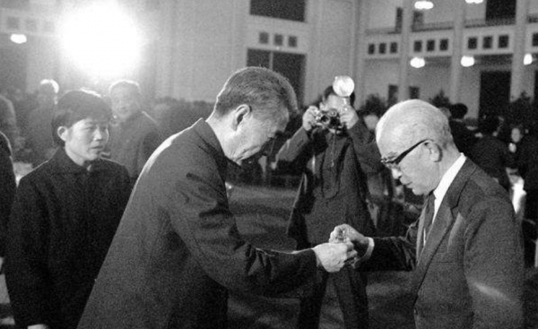 76年周總理病逝後，追悼會上出現一位日本老人：我是周總理的弟弟