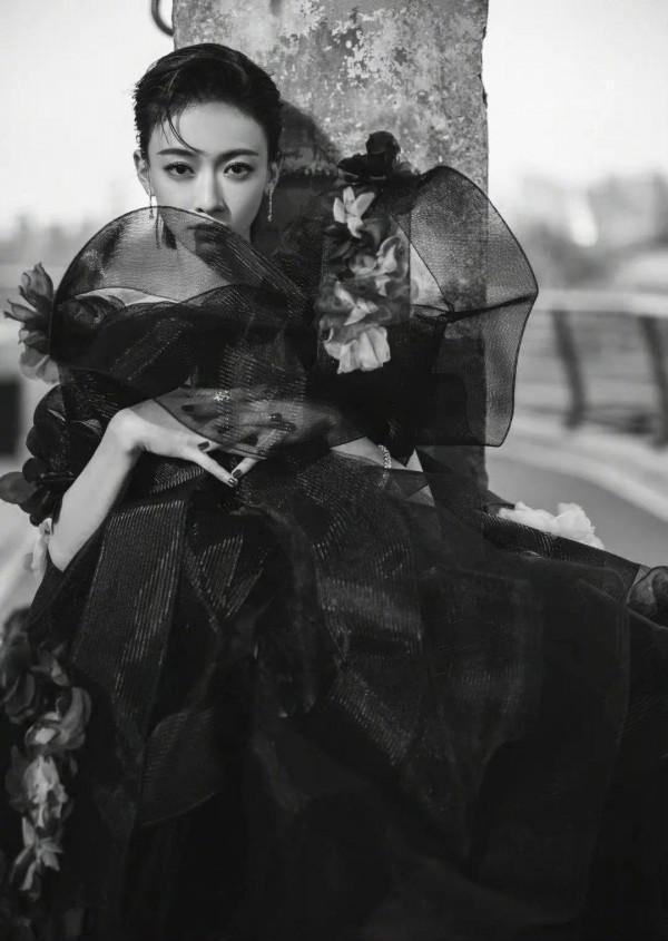 吳謹言高畫質圖片，裙子很好看，人太瘦了