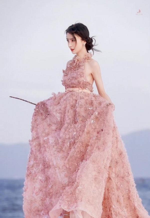 海邊紅毯直拍，關曉彤重工藝長裙配馬丁靴好突兀，時尚天賦太感人