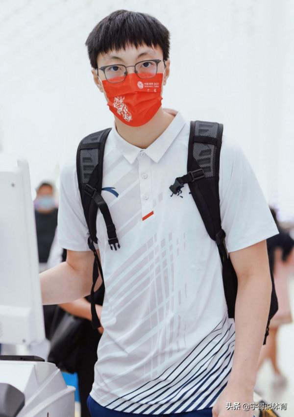 杜鋒選擇胡明軒棄用任駿飛,50歲胡媽媽已到賽場,氣質出眾人氣高 杜鋒選擇胡明軒棄用任駿飛,50歲胡媽媽已到賽場,氣質出眾人氣高