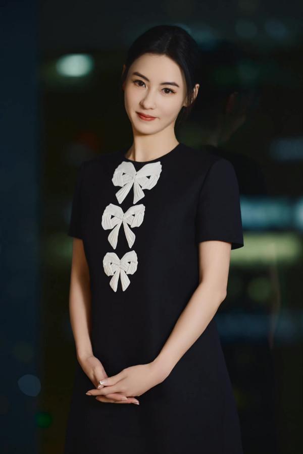 女神胖了後更美了！張柏芝終於變圓潤了，41歲穿小黑裙嫩回少女