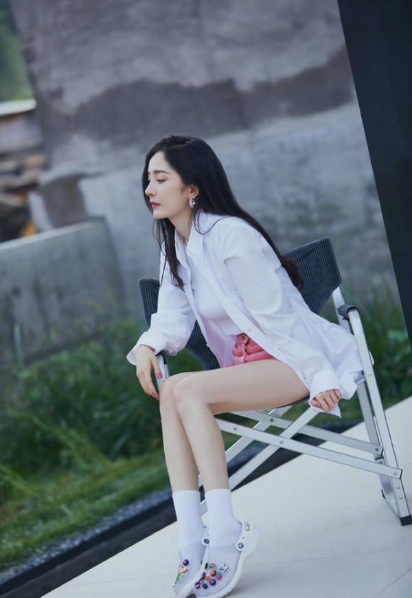 又被楊冪的美驚豔到了，穿刺繡連衣裙優雅迷人，氣質真高階