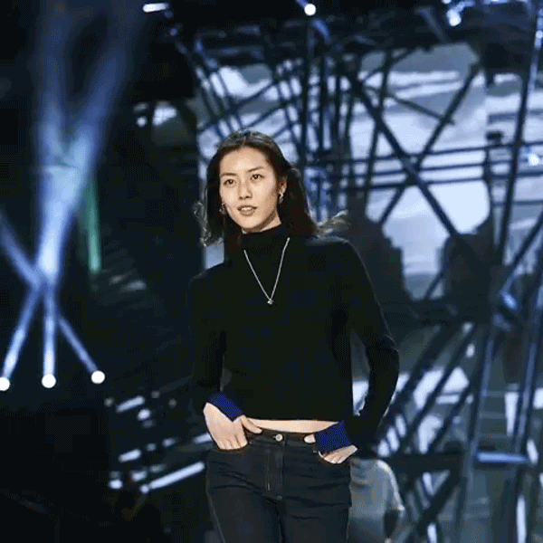 33歲劉雯“炫腹”上熱搜,“紙片腰”成冬天穿衣新風向標 33歲劉雯“炫腹”上熱搜,“紙片腰”成冬天穿衣新風向標