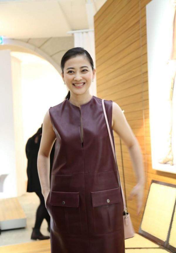 梅婷脫離微胖圈後真會穿,無袖皮裙領口“開條縫”,高階感無敵了 梅婷脫離微胖圈後真會穿,無袖皮裙領口“開條縫”,高階感無敵了