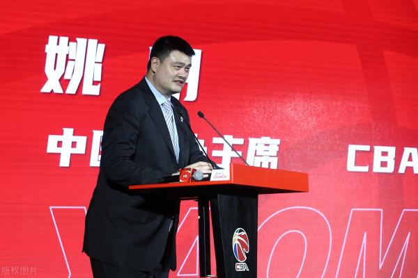 CBA鬧劇不斷，球員冷到鼻涕流，球館架小太陽，飯圈女孩現場落淚