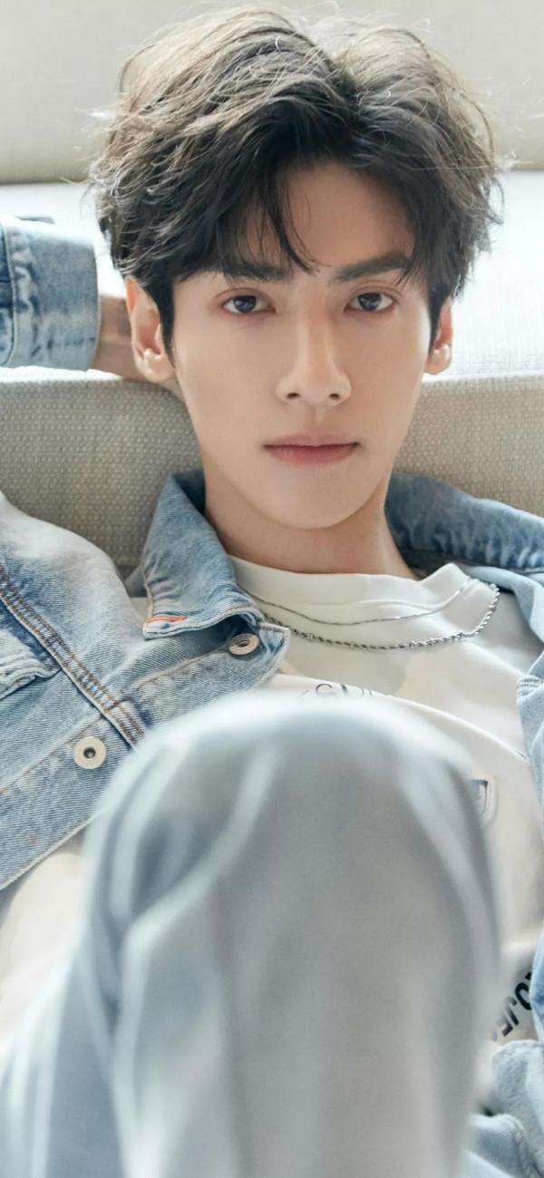 羅雲熙明星桌布：你的眼神在溫柔些，月亮會融化，我也會