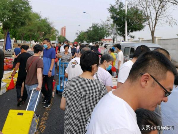 天津的一處早市以海鮮為主,就位於濱海新區,休息日人群絡繹不絕 天津的一處早市以海鮮為主,就位於濱海新區,休息日人群絡繹不絕