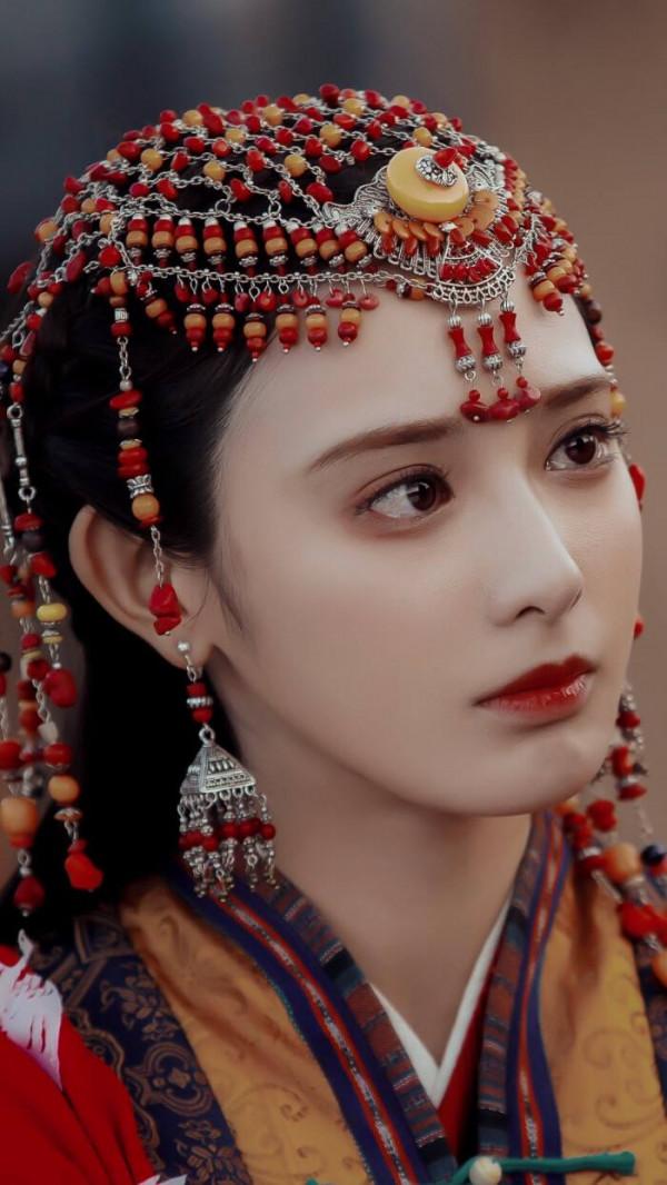 小臉女星的天下！這12個漫畫臉巔峰PK，大眼睛巴掌臉一個比一個美