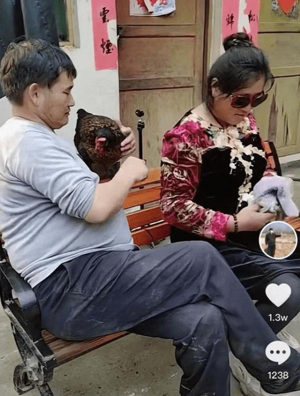 大衣哥再當爹？老婆穿新衣腹部明顯隆起，輕撫肚子被疑懷三胎