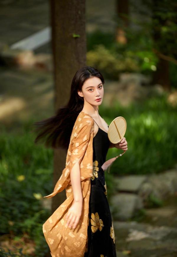 張馨予久違迴歸長髮造型！明豔嬌貴迷人無比，比短髮美貌更升一級