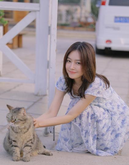 秦嵐簡約系穿搭，完美展現春天的氣息，逆生長的她太美了