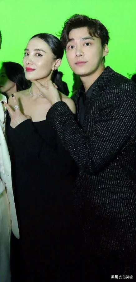 宋佳不修圖老了很多，蘋果肌下垂得厲害，膀大腰圓也中年發福了