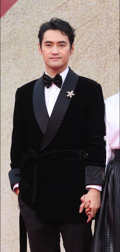 男星走紅毯啥時候也能捲起來?有人穿羽絨服,有人像遛彎老大爺 男星走紅毯啥時候也能捲起來?有人穿羽絨服,有人像遛彎老大爺