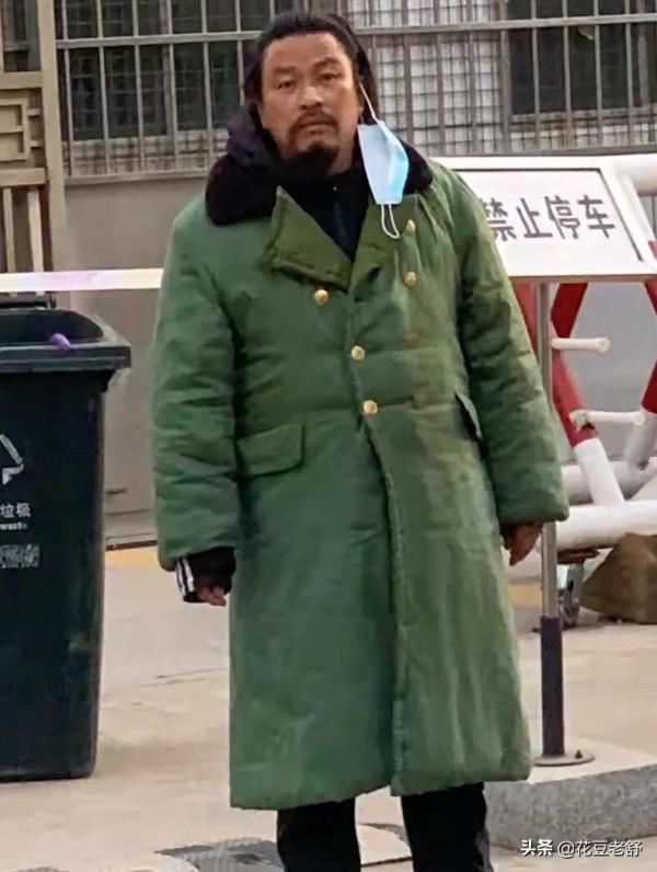 17歲輟學打工成為千萬建築富商，被騙後流落街頭，堅信正義會到來