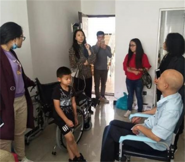 3年前父親意外癱瘓，4歲男孩獨自扛起家庭重擔，如今登上央視舞臺