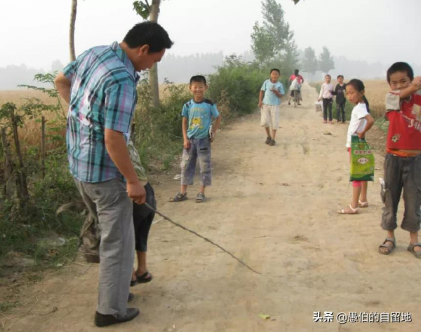 紀實:他曾是村裡的首富,卻因婚姻接連受挫,最終成了一個瘋子 紀實:他曾是村裡的首富,卻因婚姻接連受挫,最終成了一個瘋子
