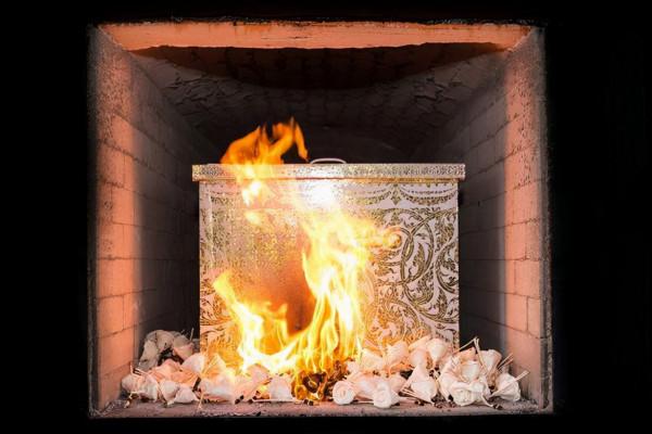 假死的人被送進火化爐，還有機會逃生嗎？火化爐能及時停止嗎