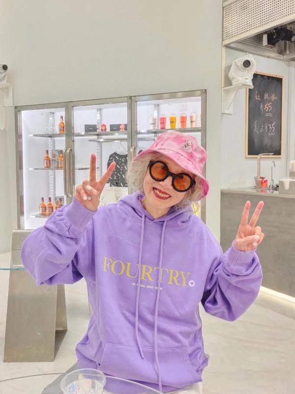 87歲奶奶像這樣穿西裝,成就穿搭典範,憑什麼這麼優雅時髦? 87歲奶奶像這樣穿西裝,成就穿搭典範,憑什麼這麼優雅時髦?