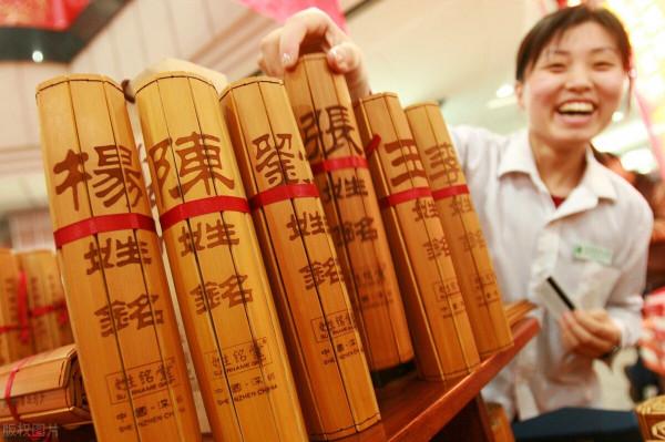 足有一千五百多人已經聚集在一起，而且源源不斷的還有人補充進來