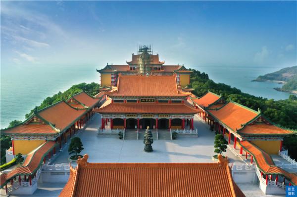 國內第一所海邊懸崖寺廟，三面環海景色極佳，被譽為陽江小故宮