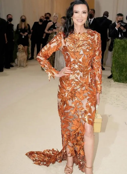 鄧文迪保養真好，穿裹身裙不見贅肉痕跡，金色亮片禮裙奢華高貴